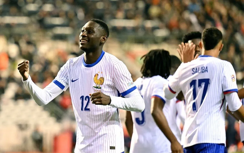 Odobert hỗ trợ Kolo Muani ngay sau tai nạn